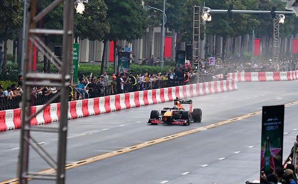 Xe đua Công thức 1 lần đầu tiên lăn bánh tại Việt Nam - 4 Xe đua Công thức 1 lần đầu tiên lăn bánh tại Việt Nam - 4