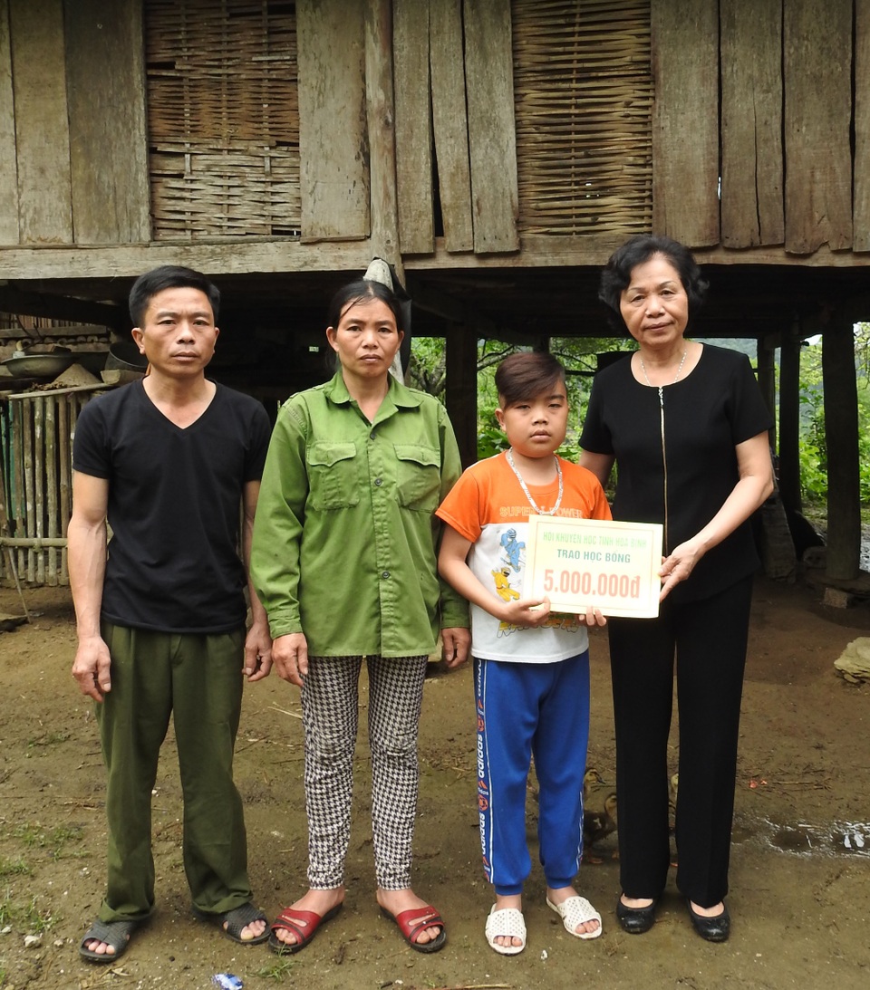 Bạn đọc giúp em học sinh nghèo bị thận hư kháng thuốc gần 30 triệu đồng - 2
Bà Nguyễn Thị Lợi - Phó Chủ tịch HKH tỉnh Hòa Bình – Giám đốc Quỹ khuyến học tỉnh Hòa Bình đã quyết định trao cho em Hải suất học bổng 5 triệu đồng