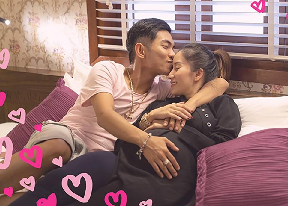 Kỳ Duyên táo bạo với ảnh nude; Đặng Thu Thảo lần đầu xuất hiện sau khi sinh - 10 Khánh Thi cũng chia sẻ, cô đang nghỉ ngơi ở Hà Nội trước khi sinh con. Cô viết: Mới ngủ dậy sau những ngày bận rộn. Chọn relax ở Hà Nội thêm 2 ngày rồi về nhà. Bầu sau khi làm việc thì hôm nay nhấc bụng đi lại với vận tốc 5 km/h. Giờ chờ đón công chúa của ba mẹ chào đời.