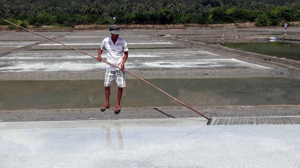 Giá muối rớt sâu, diêm dân tính chuyện bỏ nghề - 2 Người nông dân làm muối rất vất vả