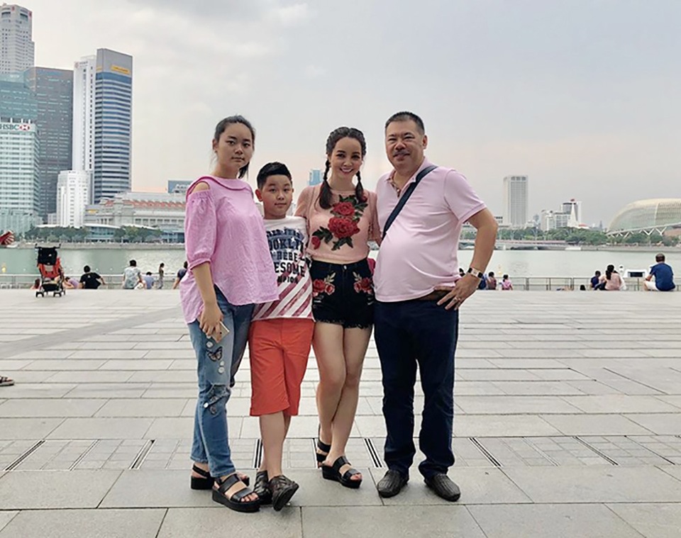 Kỳ Duyên táo bạo với ảnh nude; Đặng Thu Thảo lần đầu xuất hiện sau khi sinh - 12 Mai Thu Huyền cùng ông xã và các con đi du lịch ở Singapore, người đẹp cũng chia sẻ trạng thái hạnh phúc: Bình yên nhất là được ở bên cạnh những người yêu thương nhất.