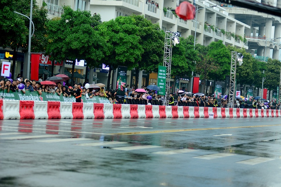 Giới trẻ Sài Gòn đội mưa đi chiêm ngưỡng xe đua F1 - 4 Bên trong đường đua chật kín khán giả.