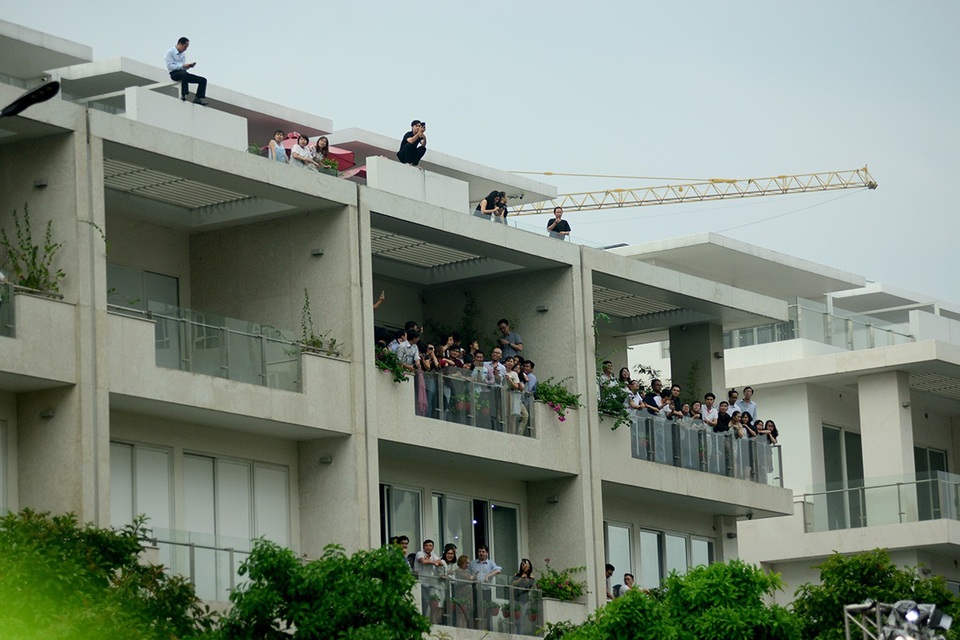 Giới trẻ Sài Gòn đội mưa đi chiêm ngưỡng xe đua F1 - 3 Người hâm mộ leo lên các mái nhà để chiêm ngưỡng tốc độ của chiếc xe đua F1.