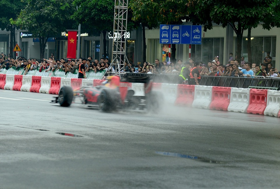 Giới trẻ Sài Gòn đội mưa đi chiêm ngưỡng xe đua F1 - 15 Chiếc xe đua F1 được điều khiển bởi tay đua huyền thoại David Coulthard.