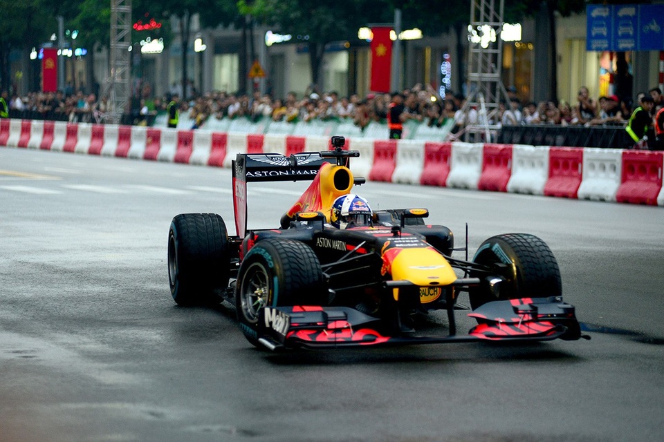 Mãn nhãn với màn drift xe đua F1 tại TP.HCM - 4
Cận cảnh chiếc xe đua trên đường đua mô phỏng