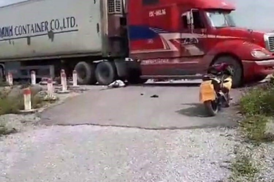 Thiếu niên 16 tuổi tử vong dưới bánh xe tải - 2 Thiếu niên 16 tuổi tử vong dưới bánh xe tải - 2