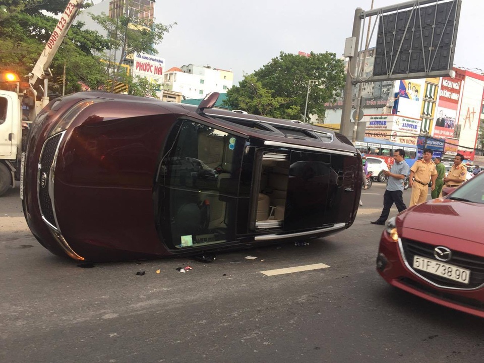 Tài xế xe bị lật không chịu đo nồng độ cồn vì… chưa tông ai - 1 Chiếc ô tô bị lật tại hiện trường