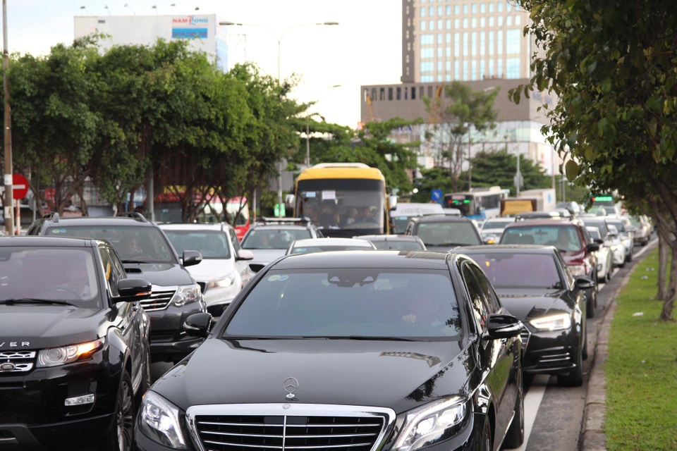 Tài xế xe bị lật không chịu đo nồng độ cồn vì… chưa tông ai - 3 Giao thông qua khu vực bị ùn ứ