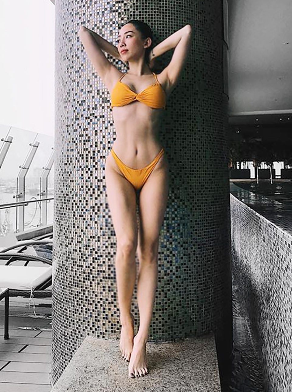 Kỳ Duyên táo bạo với ảnh nude; Đặng Thu Thảo lần đầu xuất hiện sau khi sinh - 16 Tóc Tiên giữ vững phong độ với hình ảnh nữ ca sĩ gợi cảm với thân hình nuột nà, đôi chân thon dài miên man.