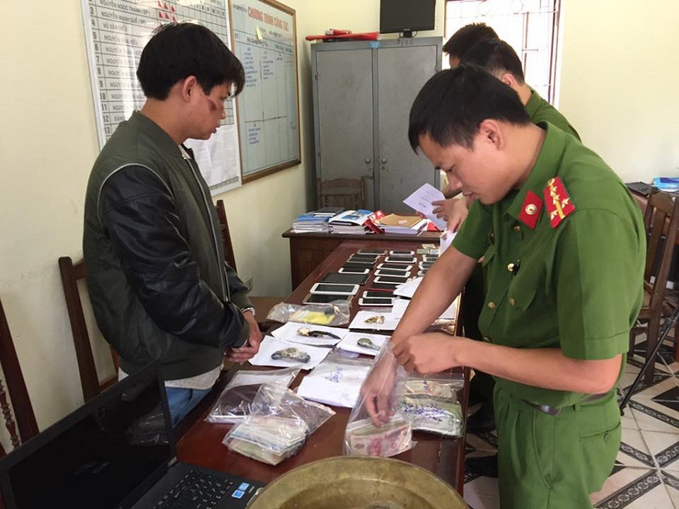 Công an điều tra đối tượng trộm cắp có hành vi dâm ô bị dân vây đánh - 1 Trần Văn Phương tại cơ quan Công an cùng tang vật bị thu giữ (Ảnh: Công an tỉnh Hưng Yên).