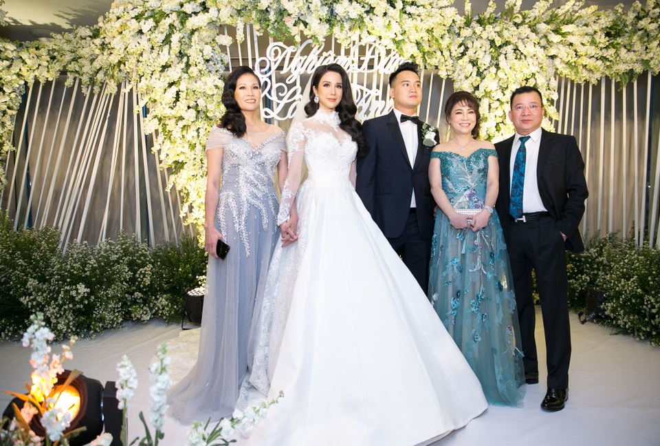 Cường Đô la và bạn gái cùng hội bạn “nhà giàu” dự đám cưới Diệp Lâm Anh - 9 Cô dâu, chú rể và gia đình hai bên.