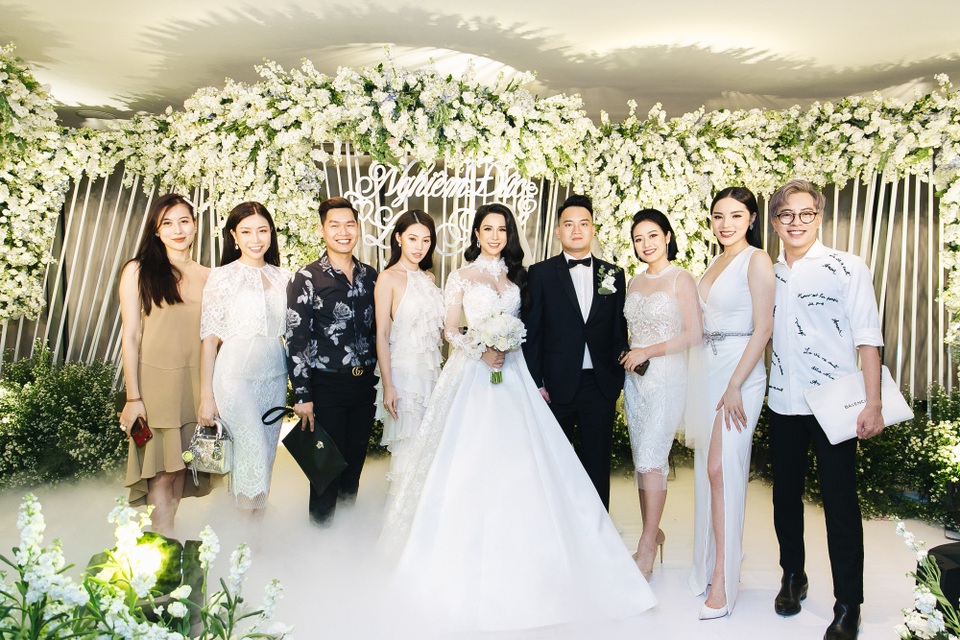 Cường Đô la và bạn gái cùng hội bạn “nhà giàu” dự đám cưới Diệp Lâm Anh - 5 Nhóm bạn thân nhà giàu và những người đồng nghiệp thân thiết tới chung vui cùng Diệp Lâm Anh từ trái sang phải lần lượt là hot girl Hà Lade, Hoa hậu Lam Cúc, quản lý của Diệp Lâm Anh, Hoa hậu Jolie Nguyễn, BTV Phí Linh, Hoa hậu Kỳ Duyên, stylist Mạch Huy.