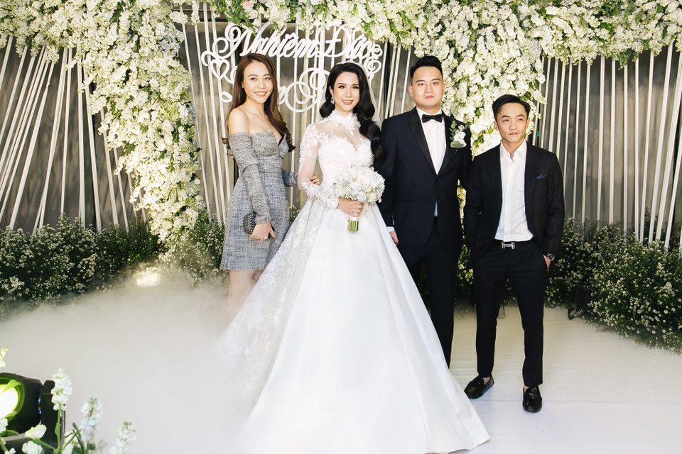 Cường Đô la và bạn gái cùng hội bạn “nhà giàu” dự đám cưới Diệp Lâm Anh - 4 Được biết, bạn gái Cường Đôla là bạn thân lâu năm của Diệp Lâm Anh. Cả hai cùng Nam tiến và có những bước đi khá tương đồng ở giai đoạn đầu lập nghiệp. Hiện tại, trong khi Diệp Lâm Anh yên bề gia thất bên chồng thiếu gia và quyết định tập trung chăm lo cho tổ ấm và việc kinh doanh thì Đàm Thu Trang cũng hẹn hò doanh nhân thiếu gia Cường Đôla và cũng rẽ sang kinh doanh riêng.
