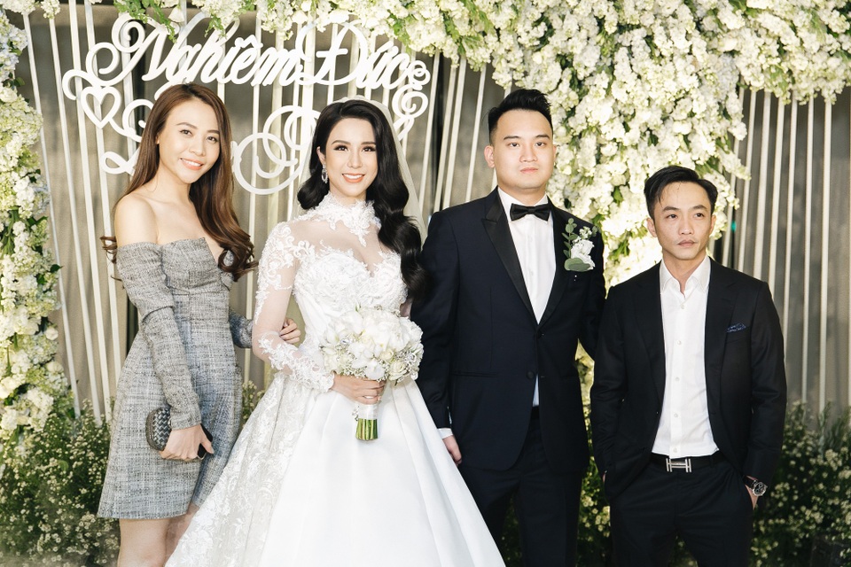 Cường Đô la và bạn gái cùng hội bạn “nhà giàu” dự đám cưới Diệp Lâm Anh - 3 Gây chú ý nhất trong dàn khách mời là Cường Đôla và bạn gái Đàm Thu Trang. Cả hai tự tin xuất hiện công khai bên nhau. Trước đó, hình ảnh Cường Đôla lên tận quê nhà của Đàm Thu Trang đón gia đình cô vào Nam khiến nhiều người tin vào một đám cưới trong tương lai gần.