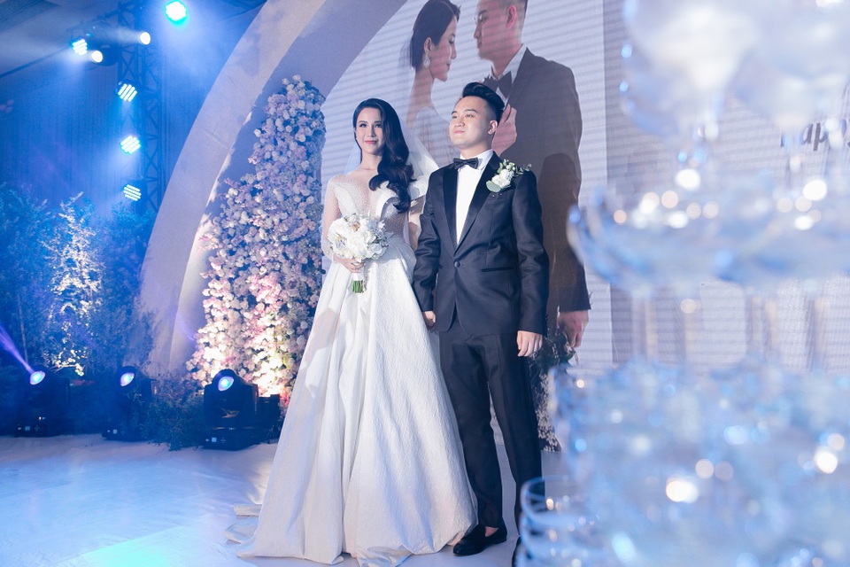 Cường Đô la và bạn gái cùng hội bạn “nhà giàu” dự đám cưới Diệp Lâm Anh - 11 Diệp Lâm Anh thay chiếc váy cưới thứ 2 cũng quyến rũ không kém. Chú rể kém tuổi luôn nắm chặt tay Diệp Lâm Anh một cách ngọt ngào, tình tứ. Trước đó, cô cũng chia sẻ bạn trai là người luôn quan tâm cô một cách chu đáo khi yêu.