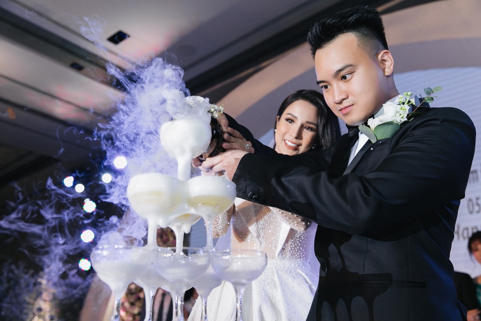 Cường Đô la và bạn gái cùng hội bạn “nhà giàu” dự đám cưới Diệp Lâm Anh - 12 Cặp đôi thực hiện nghi thức rót rượu.