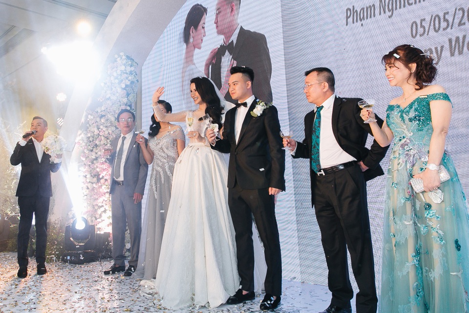 Cường Đô la và bạn gái cùng hội bạn “nhà giàu” dự đám cưới Diệp Lâm Anh - 13 Và cùng gia đình hai bên nâng ly cảm ơn các vị khách đã đến dự trong ngày vui chung.