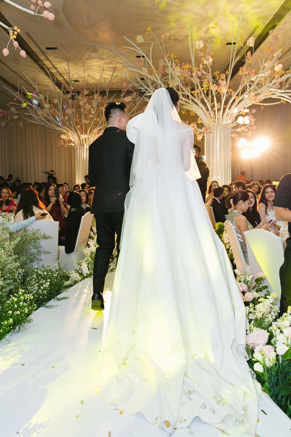 Cường Đô la và bạn gái cùng hội bạn “nhà giàu” dự đám cưới Diệp Lâm Anh - 10 Chú rể Nghiêm Đức dắt tay cô dâu vào lễ đường.