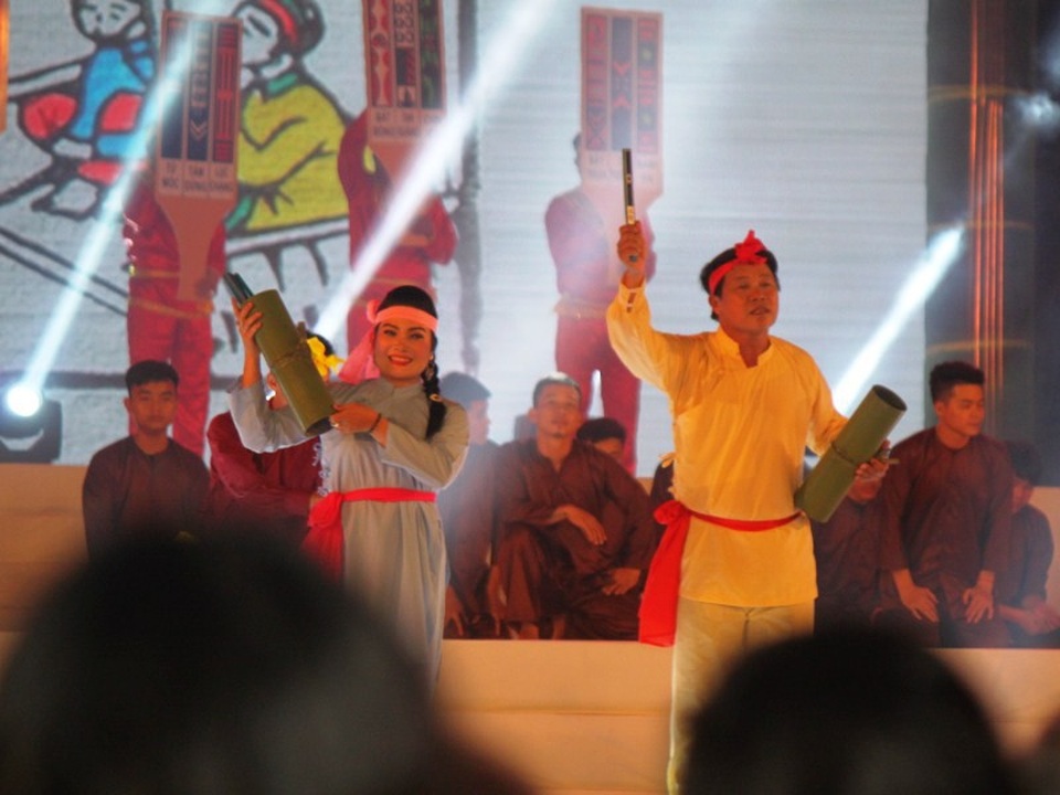 
Nghệ nhân hô bài chòi tại buổi lễ.
