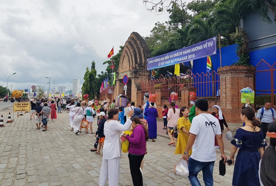 100.000 người háo hức dự lễ hội tháp bà Ponagar ở Nha Trang - 10 Năm nay, lễ hội tháp bà Ponagar Nha Trang thu hút hơn 100.000 lượt khách về hành hương dự lễ