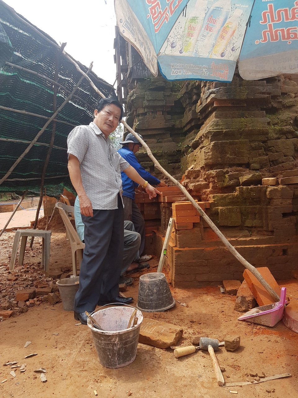 Phá hoại hay trùng tu tháp Chăm ở Di sản văn hóa Mỹ Sơn? - 5 Ông Cẩm khảo sát thực tế dự án tại nhóm tháp H vào ngày 27/4/2018
