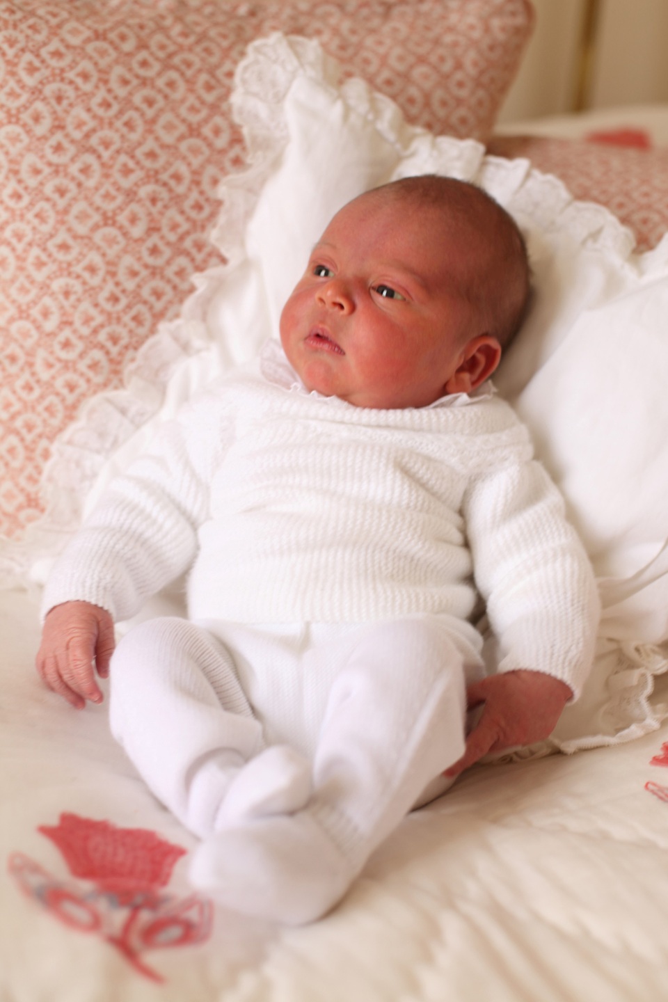 Hình ảnh chính thức đầu tiên của hoàng tử nhí nước Anh - 1 Công nương Kate và Hoàng tử William hôm nay đã công bố bức ảnh chụp Hoàng tử bé Louis hôm 26/4, tức 3 ngày sau khi Hoàng tử chào đời tại bệnh viện ở London. Hoàng tử được mặc bộ đồ màu trắng trong bức ảnh này.