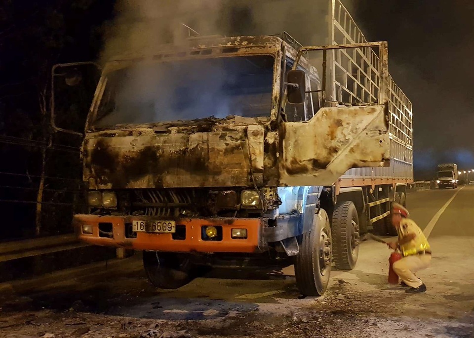 Đang chạy, xe tải bỗng nhiên bốc cháy ngùn ngụt - 2 Phần đầu chiếc xe bị lửa thiêu rụi.