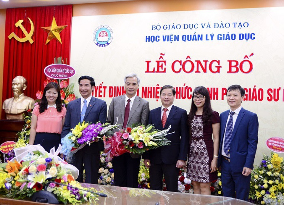 Bí thư huyện ủy Vân Hồ được bổ nhiệm Phó giáo sư tại Học viện Quản lý giáo dục - 1
2 tân Phó giáo sư được bổ nhiệm tại Học viện Quản lý giáo dục