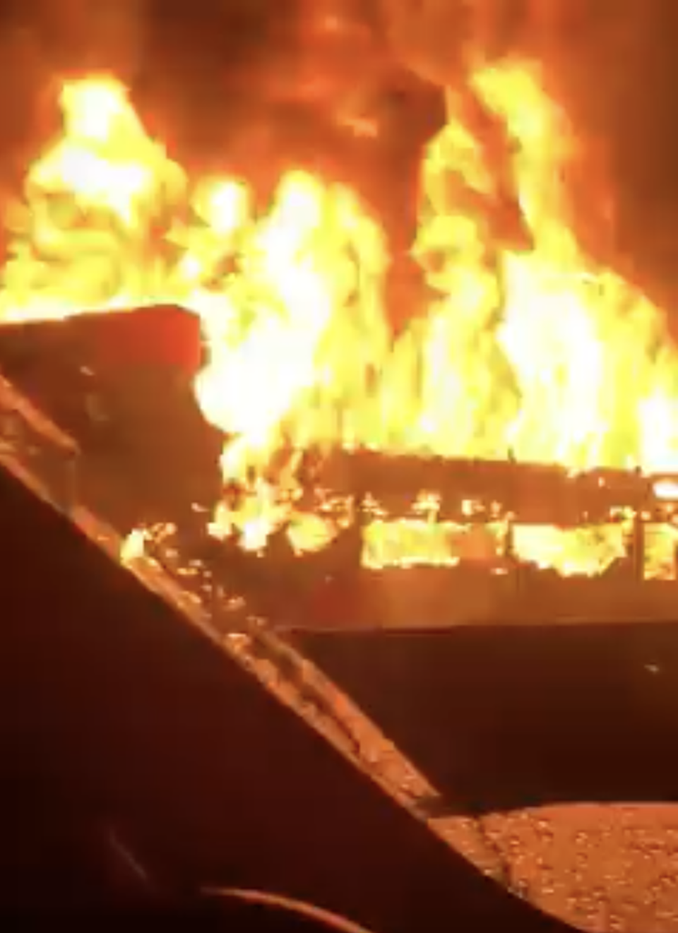 Xe khách Phương Trang bốc cháy ngùn ngụt trên cao tốc - 3 Lửa bao trùm chiếc xe