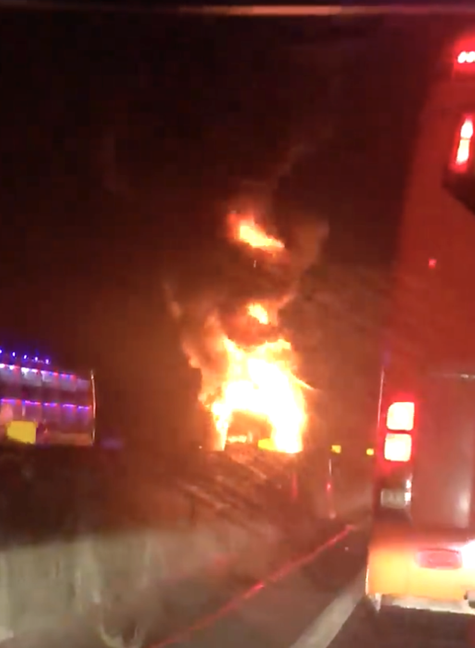 Xe khách Phương Trang bốc cháy ngùn ngụt trên cao tốc - 2 Chiếc xe khách bốc cháy ngùn ngụt trên cao tốc