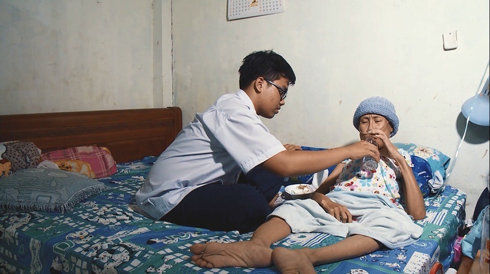 Chuyện người phụ nữ qua đời ngay trước buổi ghi hình "Hát mãi ước mơ" - 2 Trọng chăm sóc mẹ sau mỗi giờ tan học.