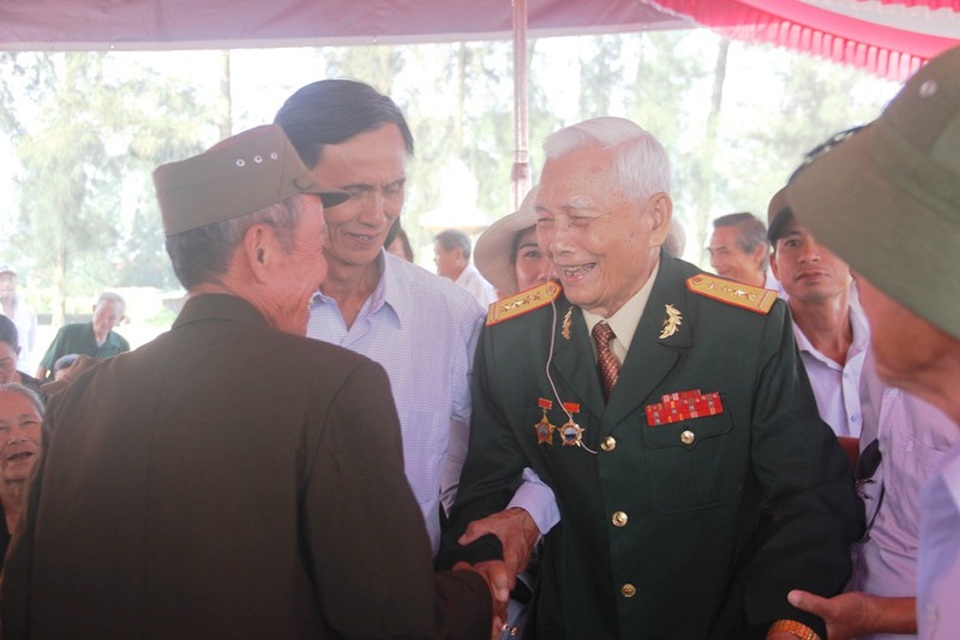 Cuộc hội ngộ nhiều cảm xúc của những cựu binh chiến dịch Mậu Thân - 2 Đại tá Trần Văn Thà - người chỉ huy chiến dịch năm xưa gặp lại các chiến sĩ