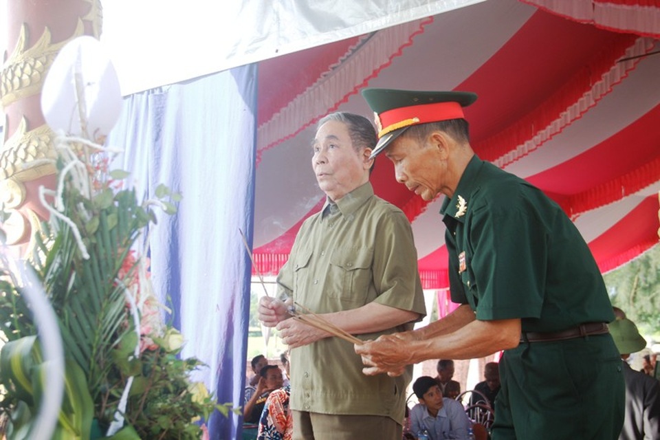 Cuộc hội ngộ nhiều cảm xúc của những cựu binh chiến dịch Mậu Thân - 3 Cựu quân nhân Lê Hữu Trạc dâng hương tri ân đồng đội đã ngã xuống