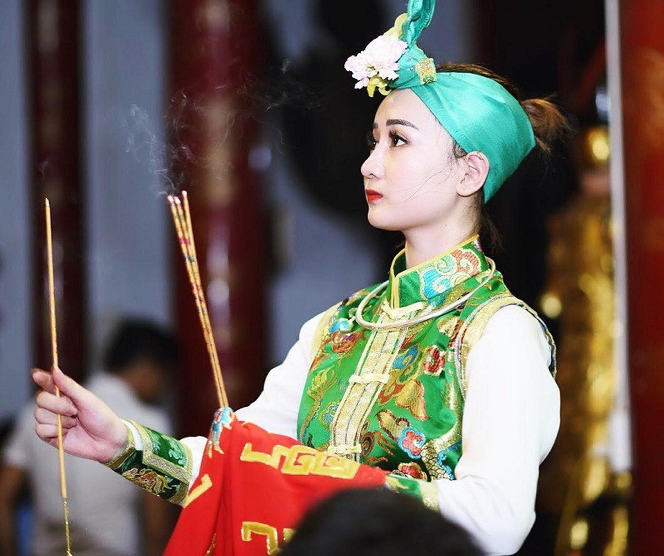 Chân dung cô đồng 9X xinh đẹp là sinh viên Học viện Ngoại giao - 1 Chân dung cô đồng 9X xinh đẹp là sinh viên Học viện Ngoại giao - 1