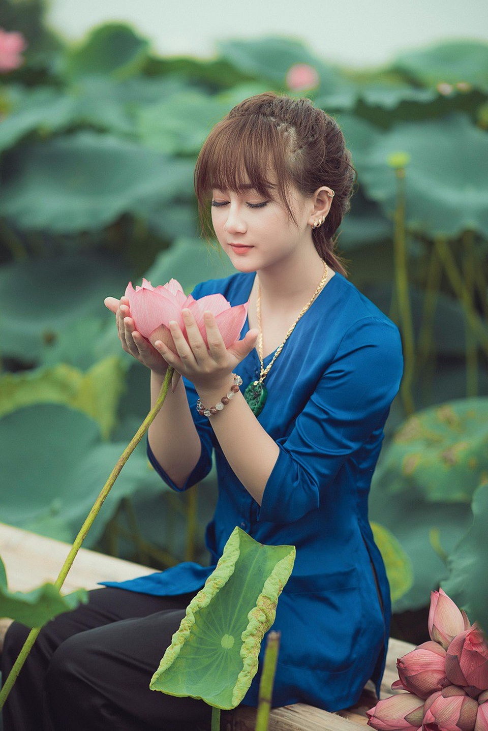 Chân dung cô đồng 9X xinh đẹp là sinh viên Học viện Ngoại giao - 8 Chân dung cô đồng 9X xinh đẹp là sinh viên Học viện Ngoại giao - 8