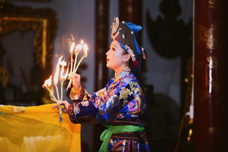 Chân dung cô đồng 9X xinh đẹp là sinh viên Học viện Ngoại giao - 3 Chân dung cô đồng 9X xinh đẹp là sinh viên Học viện Ngoại giao - 3