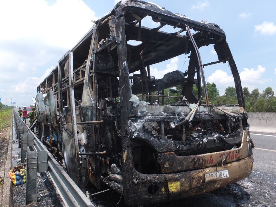 Xe giường nằm bốc cháy, hàng chục hành khách hoảng loạn, tháo chạy thoát thân - 2