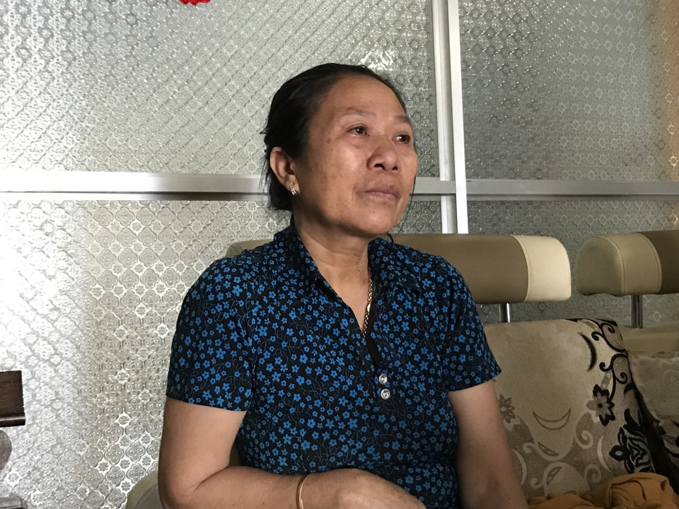Mẹ vợ "ngã ngửa" khi phát hiện bị con rể “khai tử” từ 1 năm trước! - 1
Bà Hành trao đổi với phóng viên khi bất ngờ trước sự việc bị con rể khai tử.