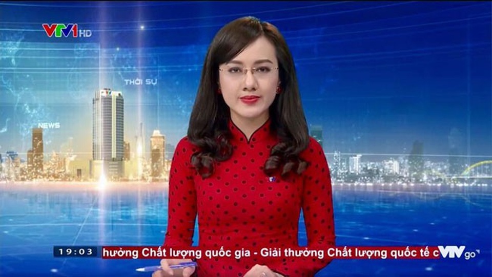 Kiểu tóc nào hợp nhất với nữ BTV xinh đẹp Hoài Anh? - 1 Kiểu tóc xõa dợn sóng của BTV Hoài Anh nhận được nhiều lời khen.