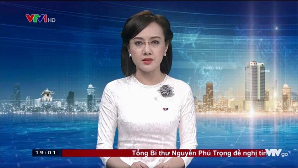 Kiểu tóc nào hợp nhất với nữ BTV xinh đẹp Hoài Anh? - 2 Kiểu tóc búi Hà Nội với áo dài trắng cũng rất hợp với nữ BTV xinh đẹp. (Ảnh: FBNV)
