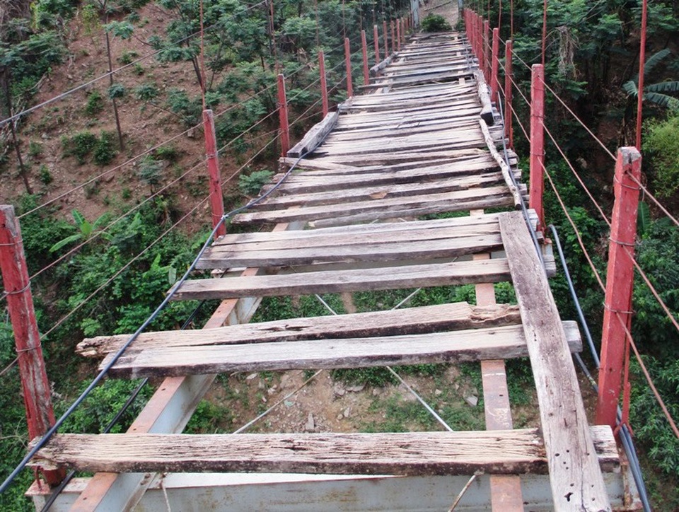 Chi hàng trăm triệu đồng để phá dỡ cầu treo “tử thần” - 1 Đây là cây cầu treo bắc qua sông Mã, từng là nút giao thông huyết mạch nối thị trấn Mường Lát với các xã Tam Chung, Mường Lý. Cây cầu này được đưa vào sử dụng từ năm 2003. Tuy nhiên hiện nay đã không còn được sử dụng do cầu xuống cấp nghiêm trọng.
