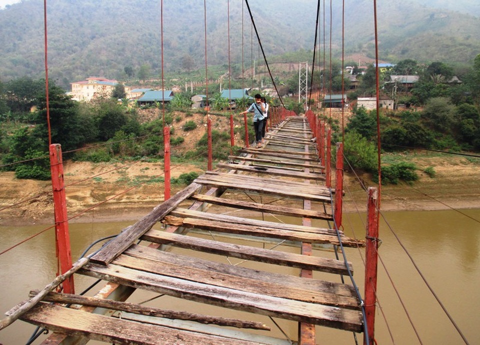 Chi hàng trăm triệu đồng để phá dỡ cầu treo “tử thần” - 7 Để đảm bảo an toàn cho người dân và học sinh, địa phương đã nhiều lần nhắc nhở và có văn bản cấm người dân qua lại. Đồng thời, tiến hành làm rào chắn ở hai đầu cầu để ngăn người dân qua lại. Tuy nhiên, người dân bất chấp nguy hiểm, phá dỡ rào chắn để tiếp tục qua lại trên cây cầu này.