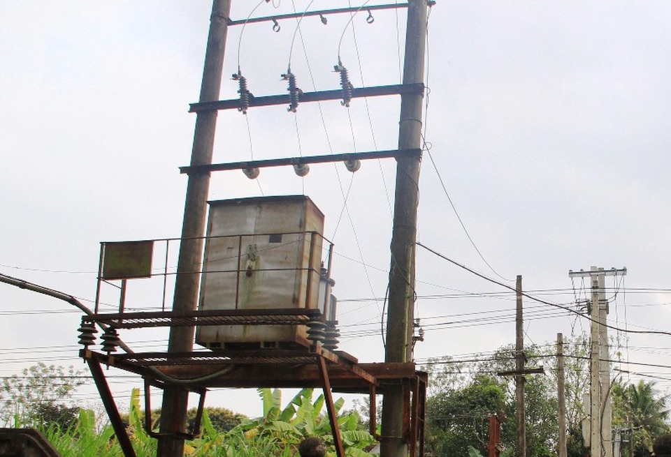 
Trạm điện hạ thế với hệ thống cột và đường dây riêng, được thiết kế để cung ứng điện cho trạm bơm cũng đã có biểu hiện xuống cấp
