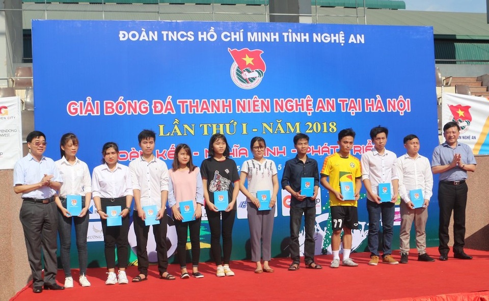 Khai mạc giải bóng đá Thanh niên Nghệ An tại Hà Nội - 3 Ban Thường vụ Tỉnh đoàn, Ban tổ chức giải bóng đã trao tặng 20 suất quà cho 20 sinh viên Nghệ An có hoàn cảnh khó khăn đang học tập tại Hà Nội, tổng tiền quà trị giá 20 triệu đồng.