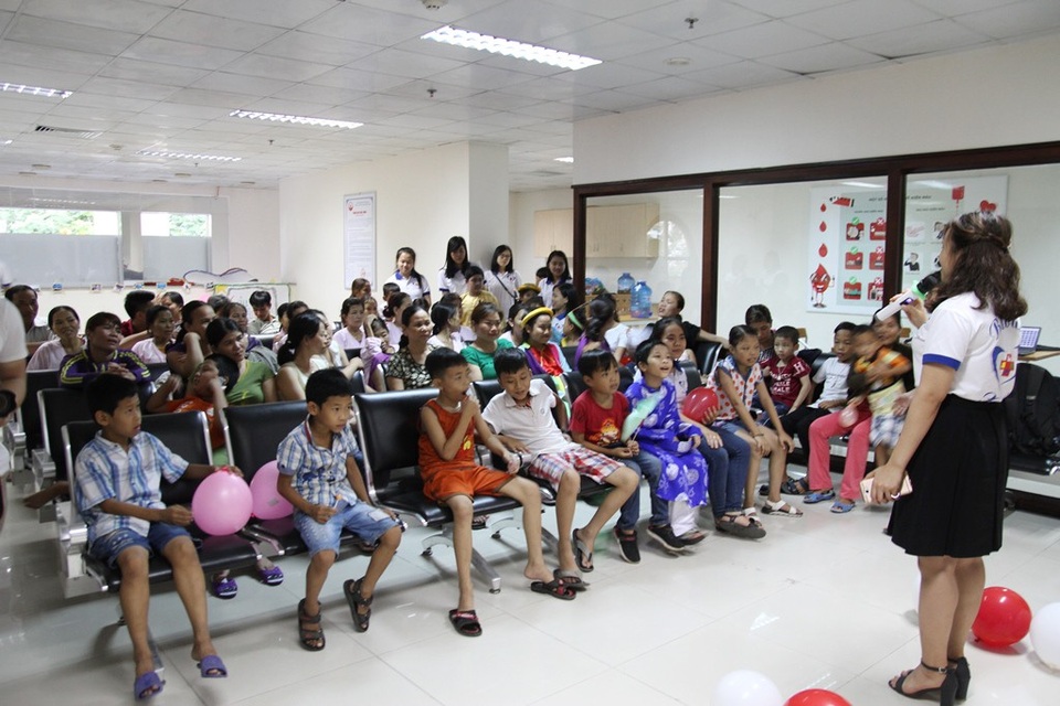 Đem lại niềm vui cho nhiều bệnh nhi tan máu bẩm sinh - 1 Các sinh viên của câu lạc bộ tình nguyện Blouse Xanh gây hoạt náo trong chương trình