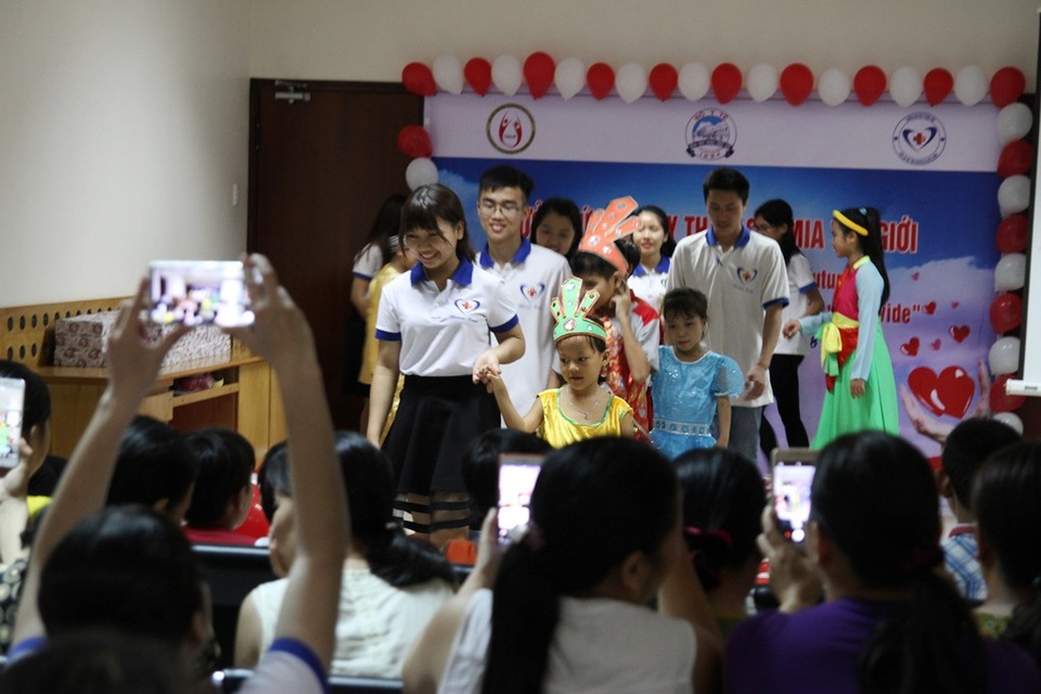 Đem lại niềm vui cho nhiều bệnh nhi tan máu bẩm sinh - 6 
Màn diễn thành công của các em bệnh nhi Thalassemia dưới sự hướng dẫn của tỉnh nguyện viên