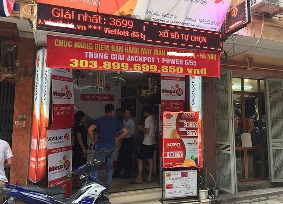 Hé lộ về người trúng giải Vietlott hơn 300 tỷ đồng ở Hà Nội - 1
Đại lý Vietlott, nơi bán vé số Vietlott trúng giải hơn 300 tỷ đồng