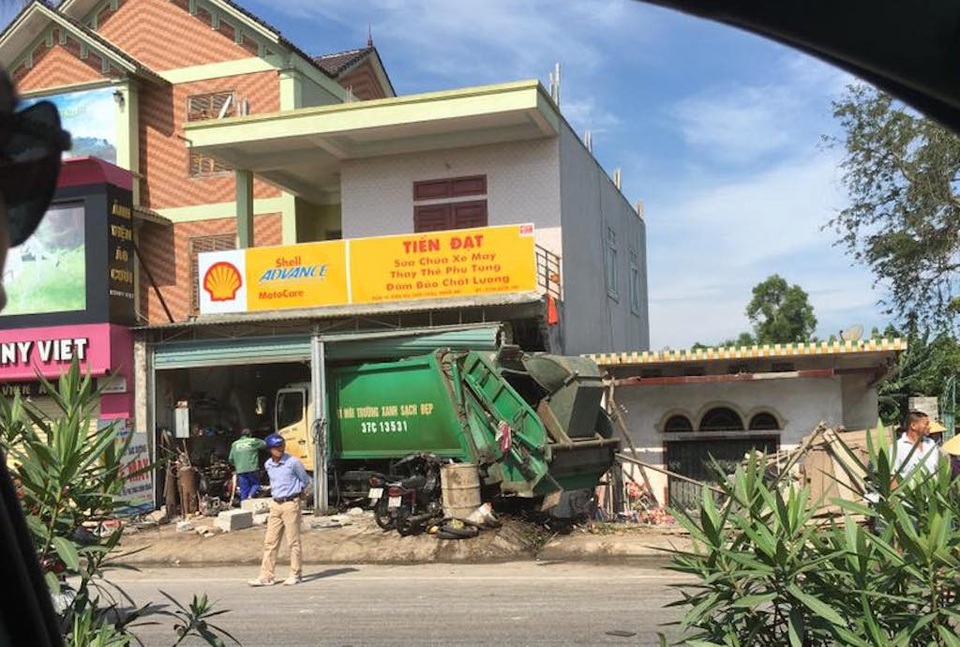Xe chở rác "mất lái" đâm vào nhà dân, 3 người nhập viện - 9