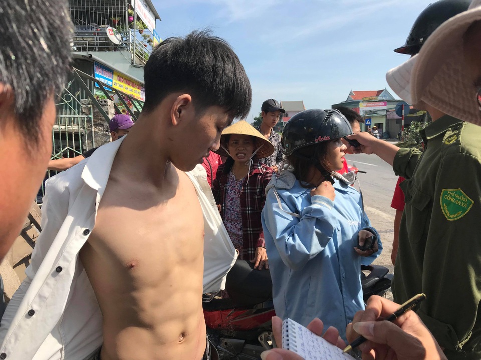 Xe chở rác "mất lái" đâm vào nhà dân, 3 người nhập viện - 7