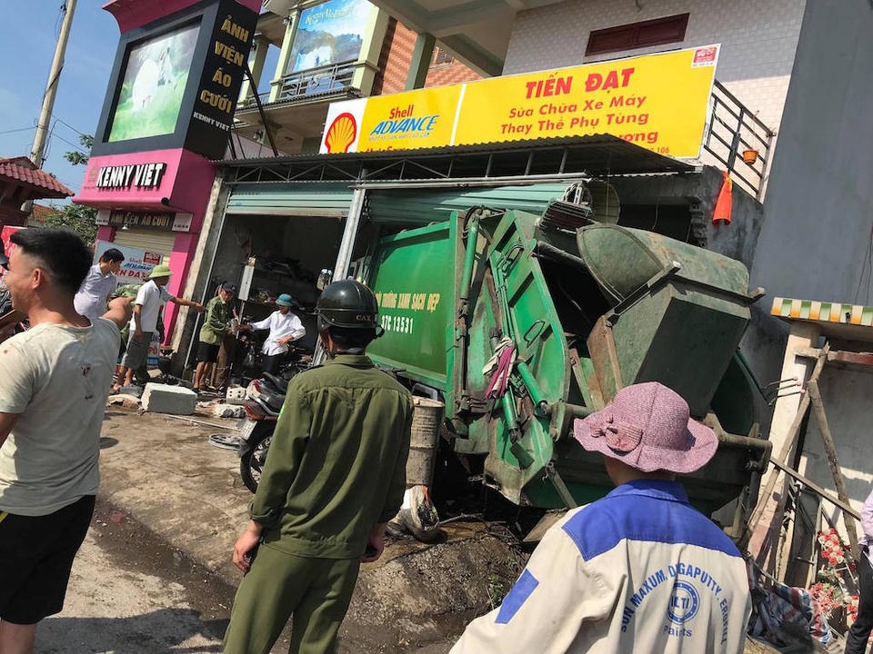 Xe chở rác "mất lái" đâm vào nhà dân, 3 người nhập viện - 4